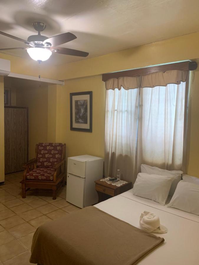 Chaleanor Hotel Dangriga Eksteriør billede