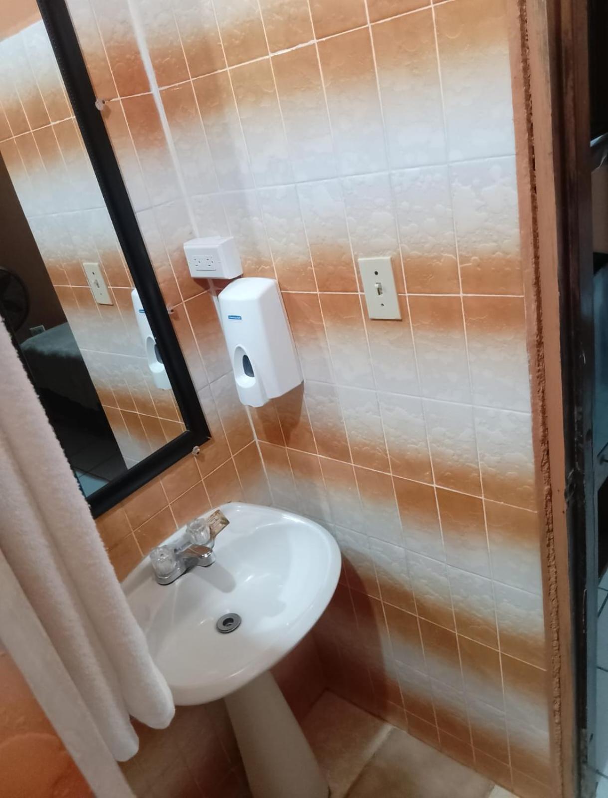 Chaleanor Hotel Dangriga Eksteriør billede