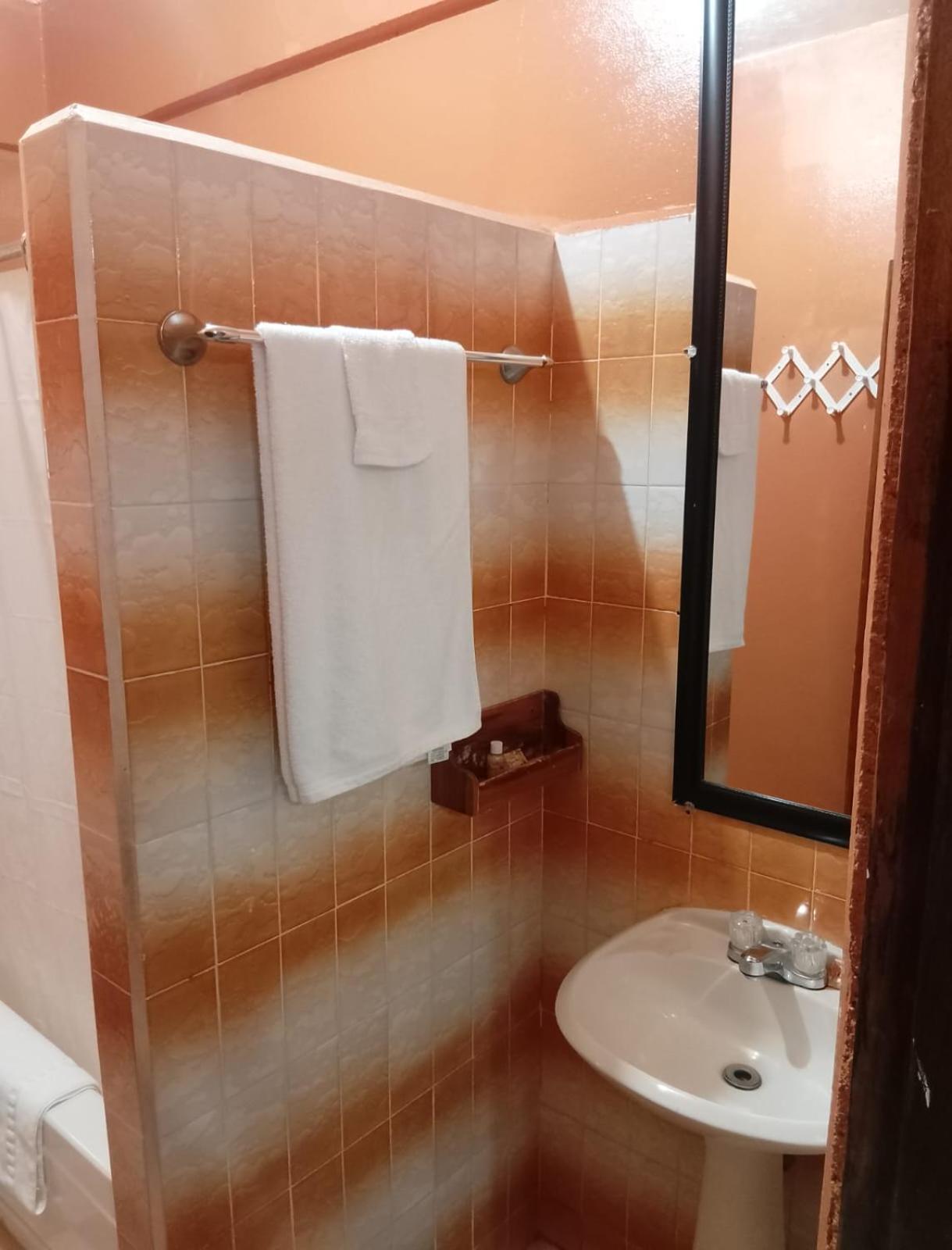 Chaleanor Hotel Dangriga Eksteriør billede