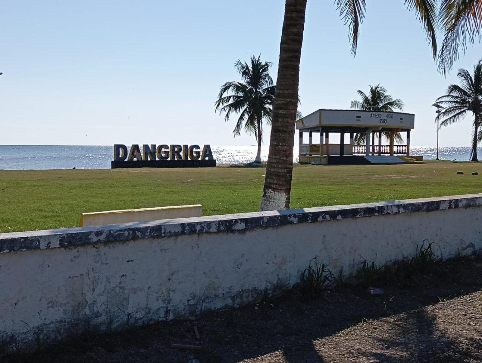 Chaleanor Hotel Dangriga Eksteriør billede