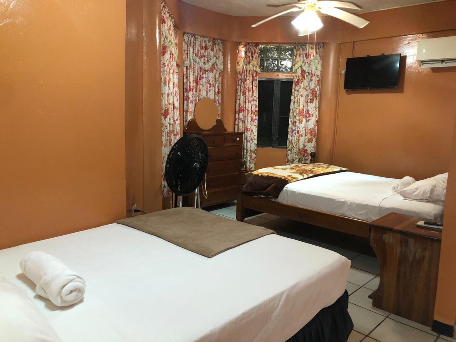 Chaleanor Hotel Dangriga Eksteriør billede