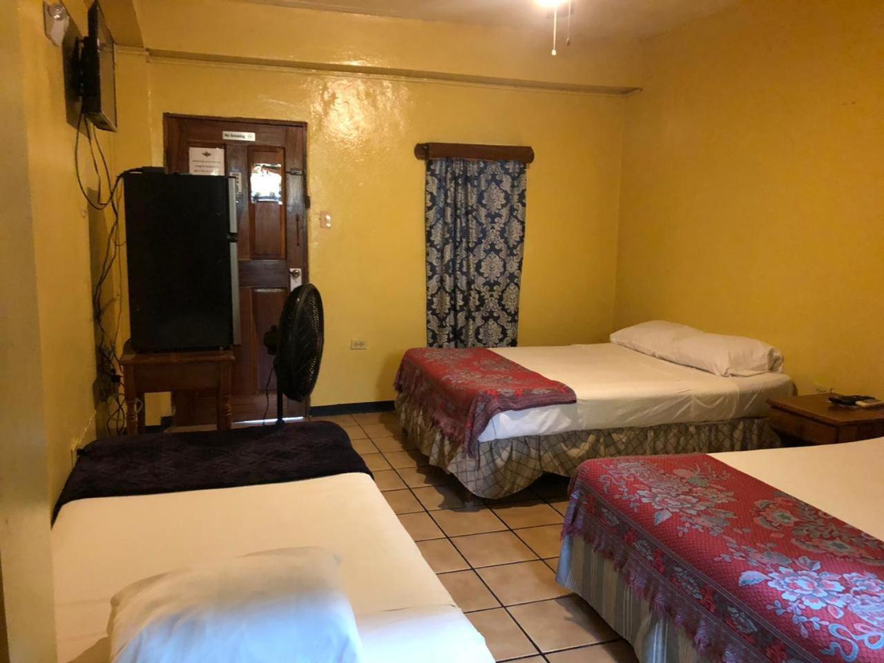 Chaleanor Hotel Dangriga Eksteriør billede