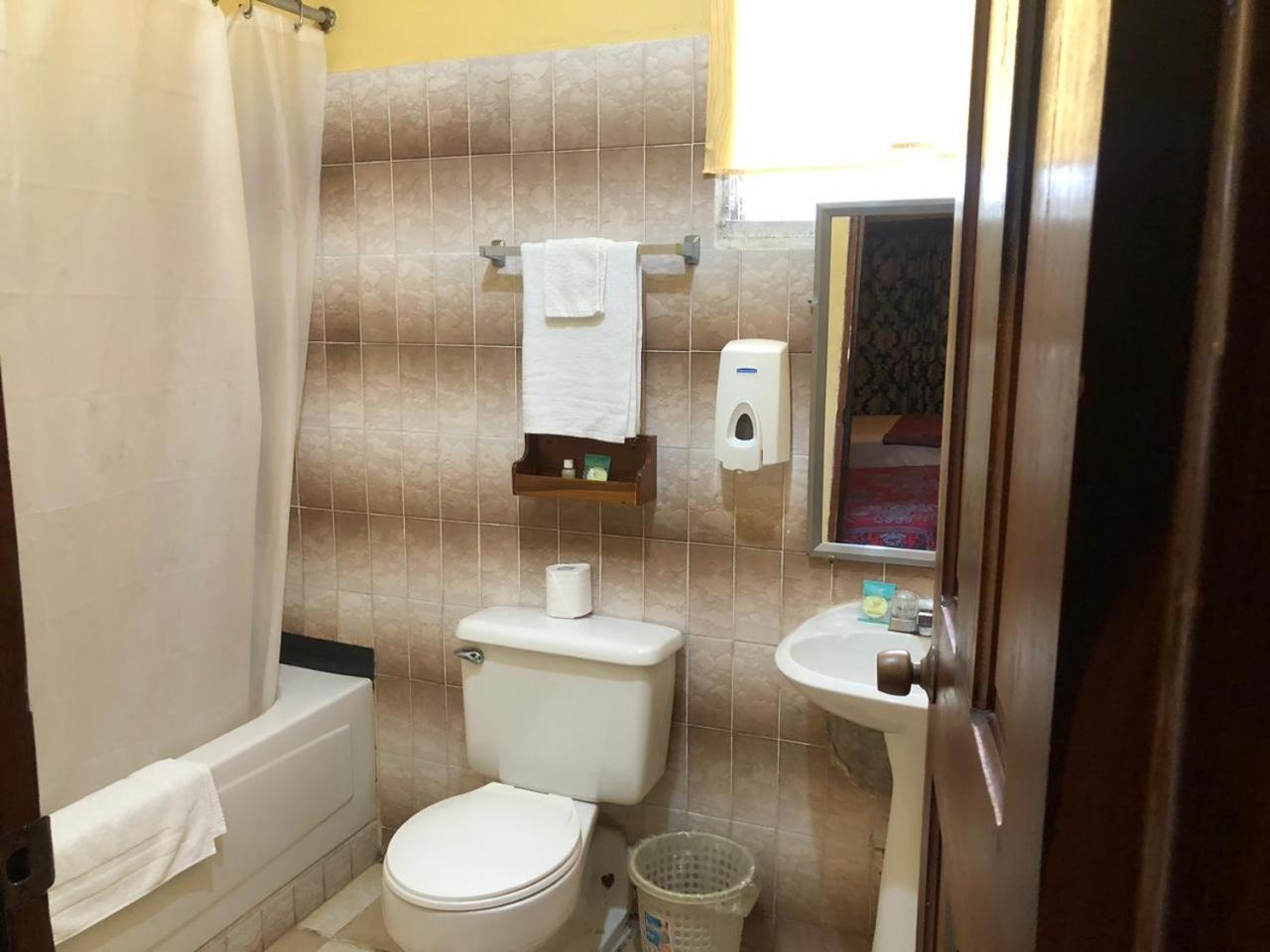 Chaleanor Hotel Dangriga Eksteriør billede
