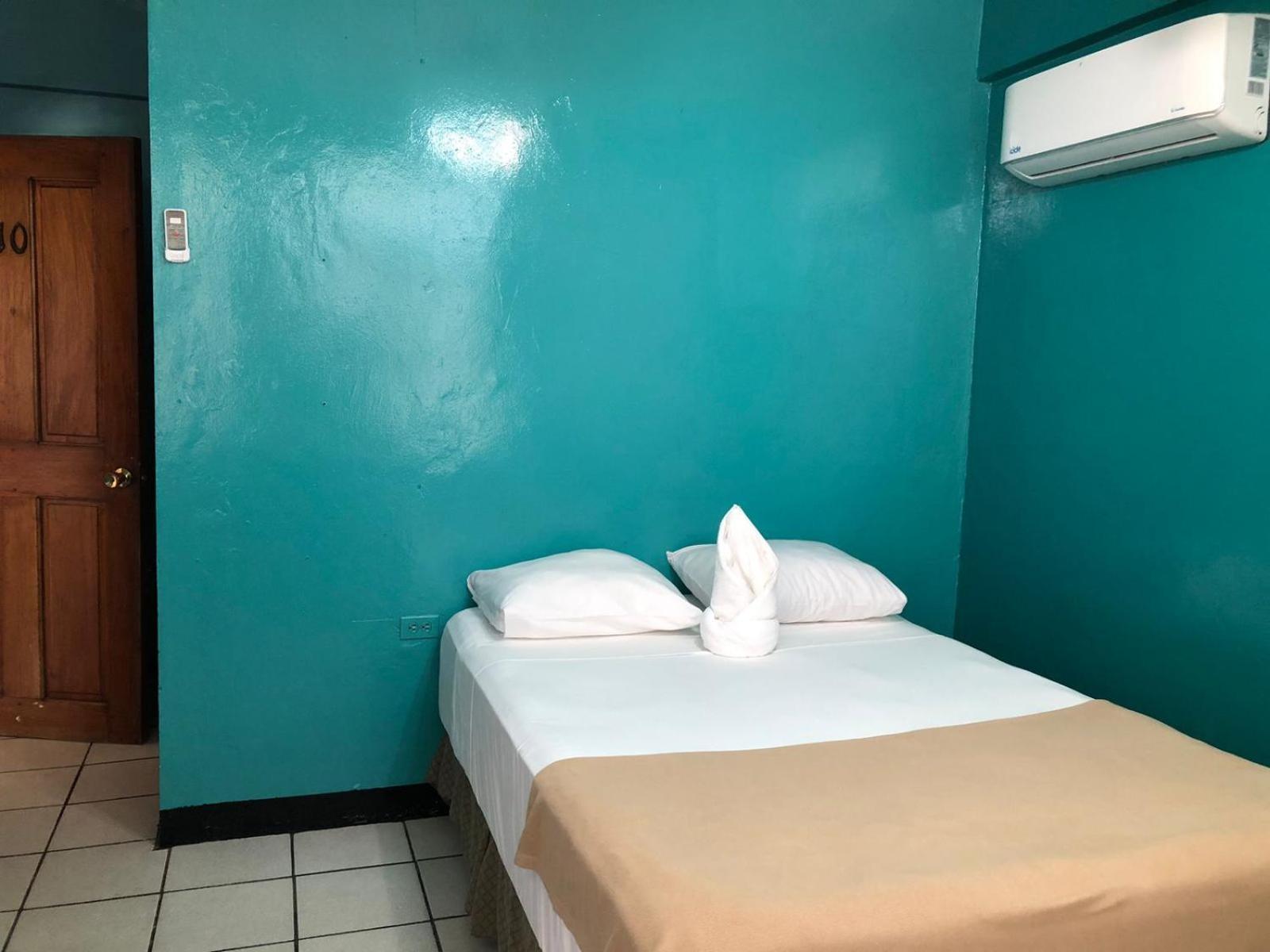 Chaleanor Hotel Dangriga Eksteriør billede