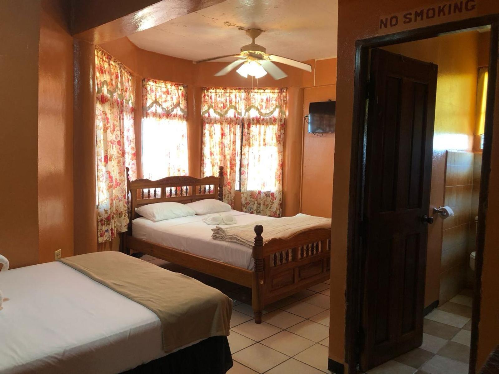 Chaleanor Hotel Dangriga Eksteriør billede