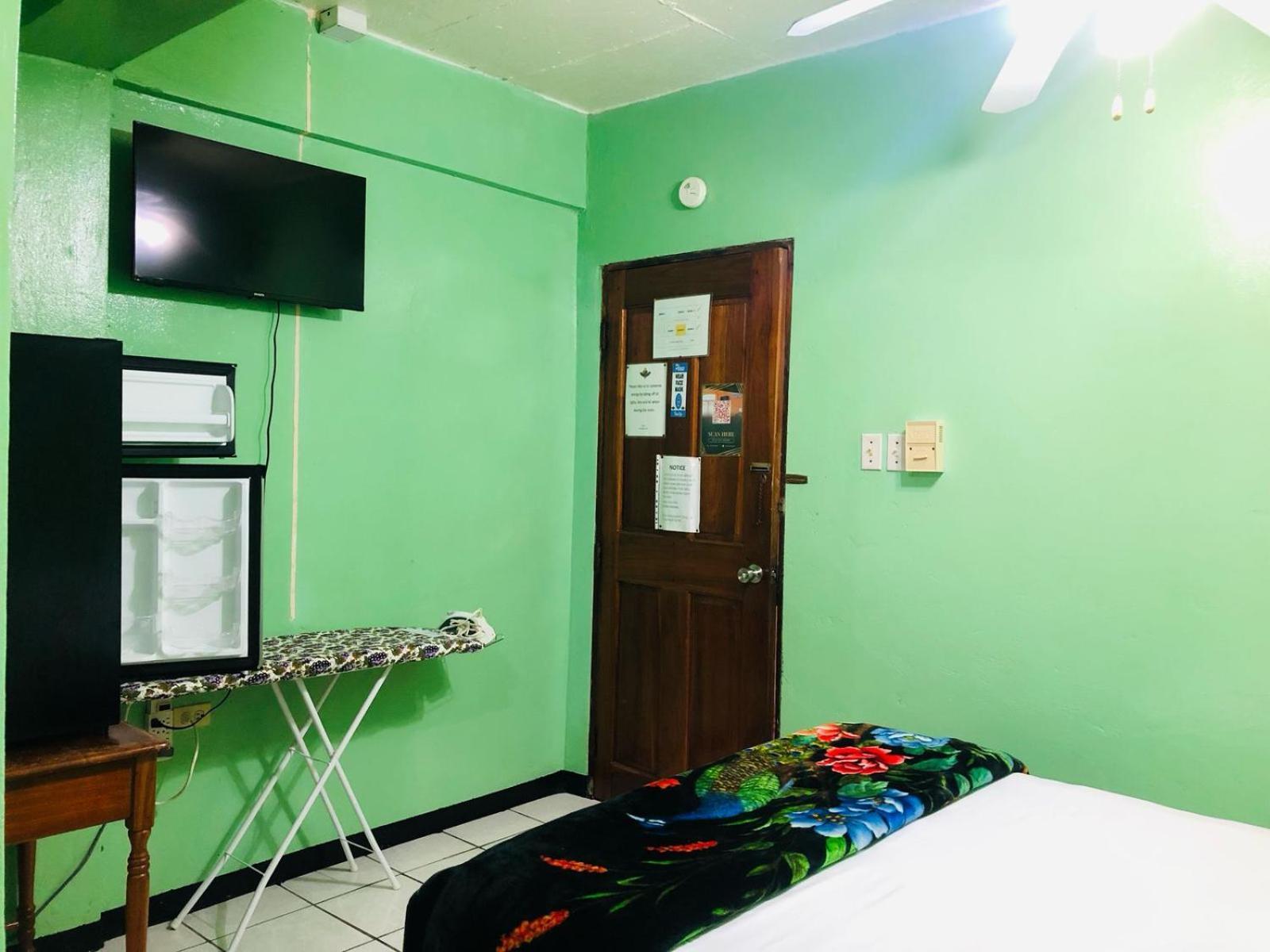 Chaleanor Hotel Dangriga Eksteriør billede