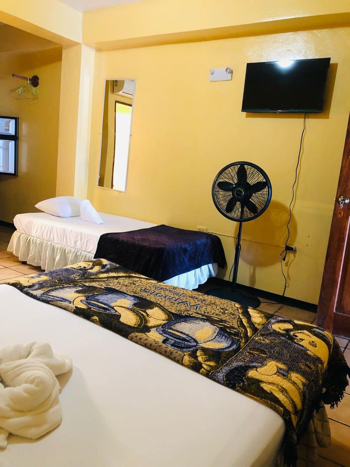 Chaleanor Hotel Dangriga Eksteriør billede