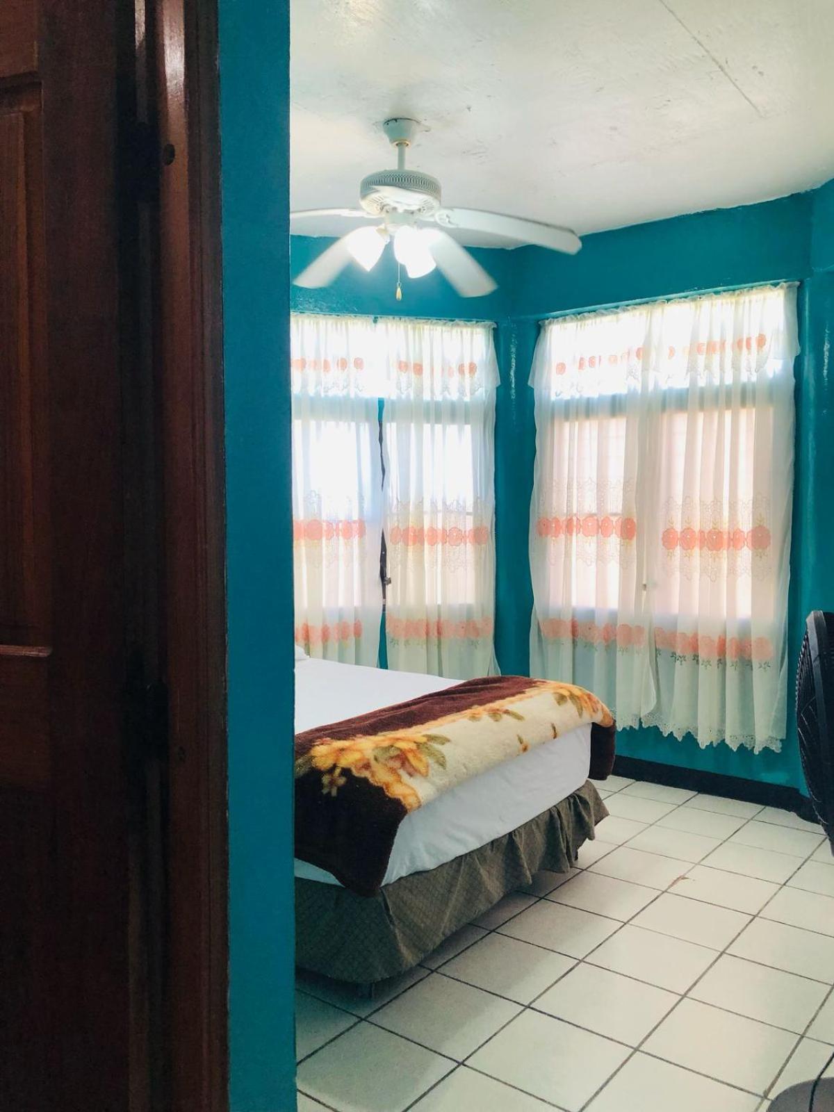 Chaleanor Hotel Dangriga Eksteriør billede