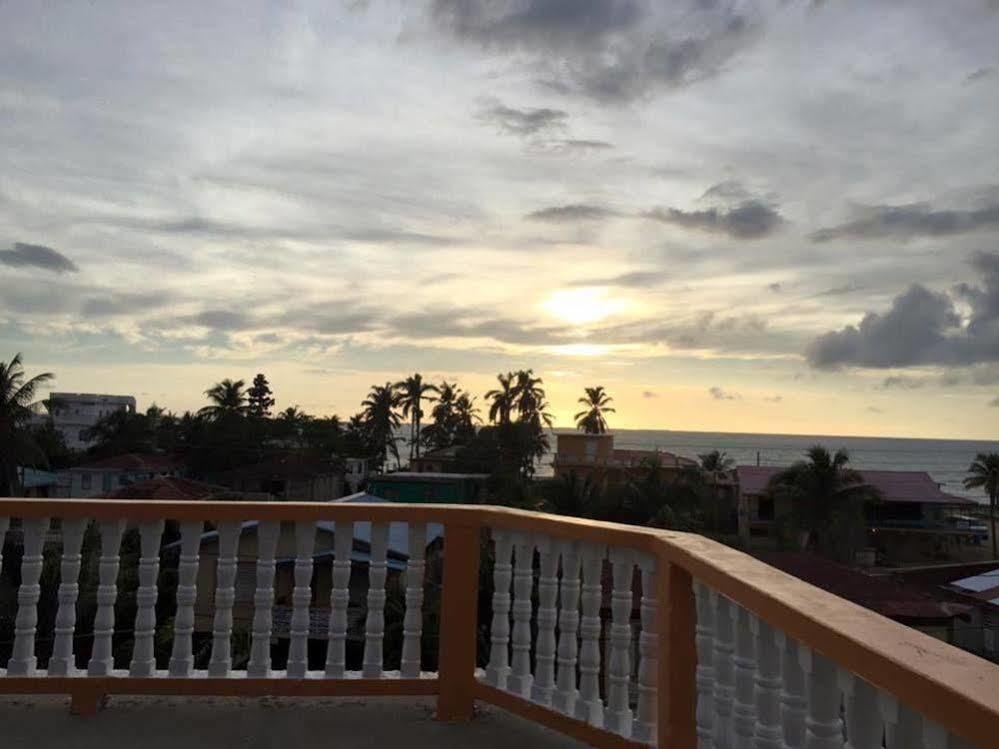 Chaleanor Hotel Dangriga Eksteriør billede